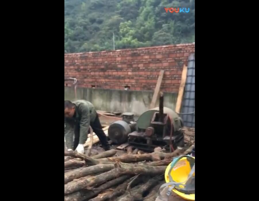 木屑機(jī)工作現(xiàn)場